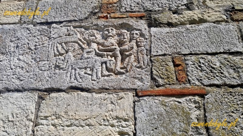 Albania, Apollonia Iliryjska. Fragment muru kościoła, do budowy wykorzystano bloki kamienne ze starożytnych budowli. Detal - na jednym z kamieni widać wyrzeźbione postaci. 20240504_144117-ink