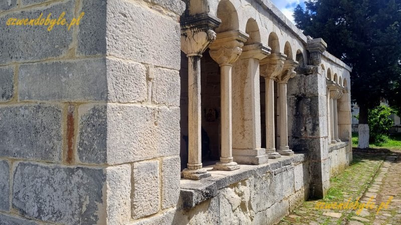Albania, Apollonia Iliryjska. Kościół Zaśnięcia NMP z XIII wieku. Ściana boczna kościoła - krużganki. 20240504_144820-ink