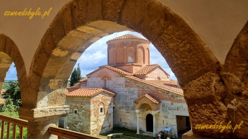 Albania, Apollonia Iliryjska. Kościół Zaśnięcia NMP z XIII wieku. Widok na kościół z fragmentem krużganka budynku refektarza. 20240504_150707-ink