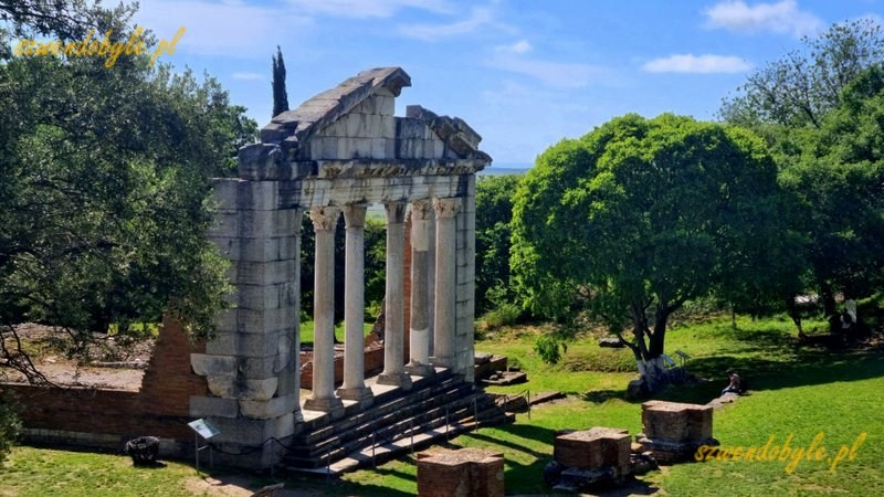 Albania, Apollonia Iliryjska. Ruiny starożytnego miasta, kolumny teatru. 20240504_152915-ink