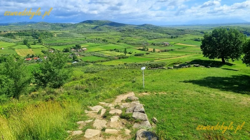 Albania, Apollonia Iliryjska. widok ze wzgórza na okolicę. Pośrodku dolnej części zdjęcia fragment kamiennego chodnika. 20240504_153203-ink