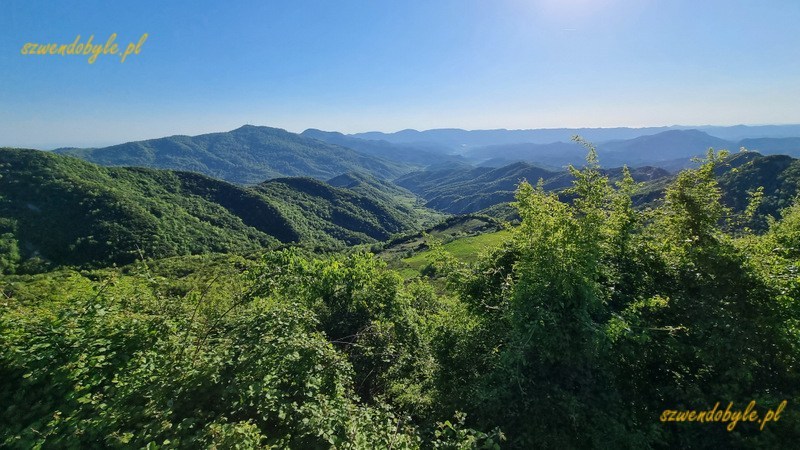 Albania. Widok na pokryte roślinnością góry z drogi SH3. 20240428_172408-ink