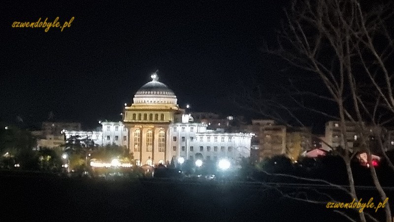 Berat, nocny widok na klasycystyczny Hotel Colombo. 20240428_204603-ink