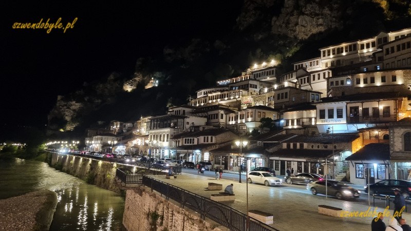 Berat, Albania. Nocny widok na dzielnicę Mangalem - Miasto Tysiąca Okien. W dole płynie rzeka Osum, widać także samochody na ulicy. 20240428_205200-ink