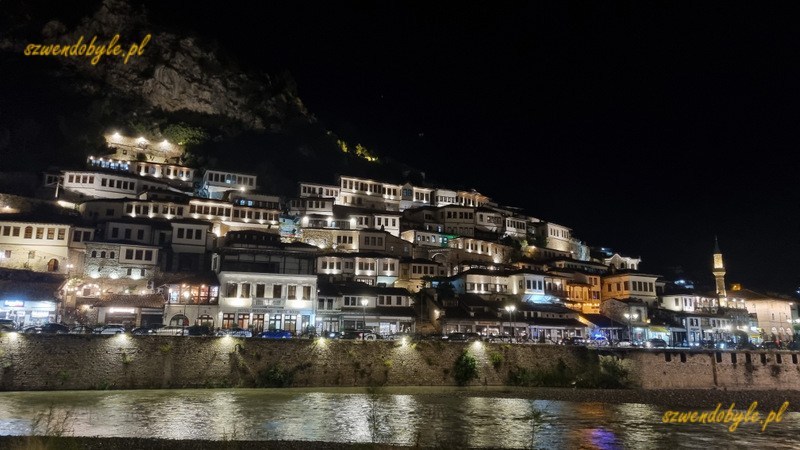 Berat, Albania. Nocny widok na dzielnicę Mangalem - Miasto Tysiąca Okien. 20240428_215552-ink