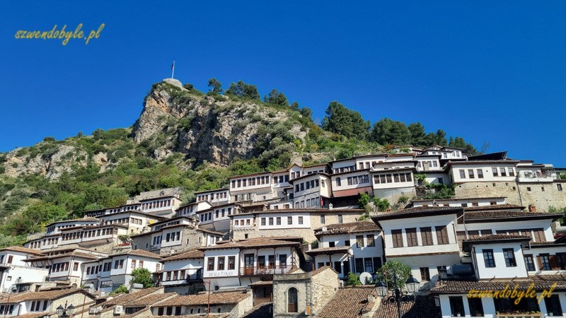 Berat, Albania. Widok na dzielnicę Mangalem - Miasto Tysiąca Okien. W dole płynie rzeka Osum, powyżej białych domów wzgórze zamkowe. 20240429_084040-ink