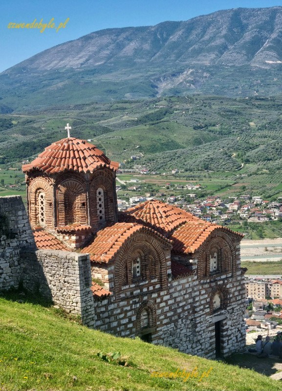 Berat, wzgórze zamkowe. Widok na cerkwiew św. Trójcy, w oddali widać wzgórze, pod którym znajduje się dzielnica Gorica. 20240429_103253-ink