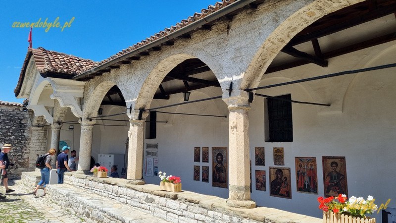 Berat, arkady przy katedrze Zaśnięcia Najświętszej Marii Panny (obecnie muzeum). 20240429_124356-ink