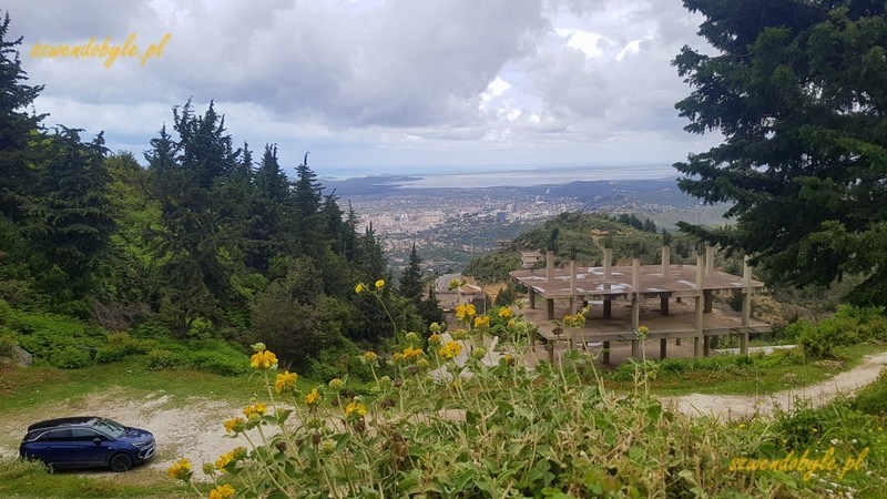 Albania,widok z zamku Kanin&euml; (Kanina) na niewielki parking z jednym autem. 20240504_110030-ink