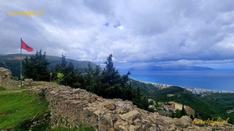 Albania,widok na ruiny zamku Kanin&euml; (Kanina). Na murach powiewa flaga albańska. 20240504_112138-ink