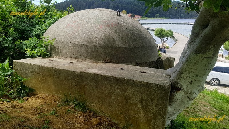 Albania, Zvernec. Fragment kamiennego bunkra naprzeciw monastyru na wyspie. Dziś nieopodal bunkra jest początek mostu. 20240504_130219-ink