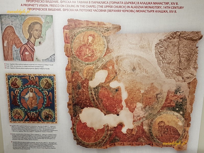 Aładża, muzeum. Tablica prezentująca fresk (XIV wiek) wizję proroka. Opisy w językach bułgarskim, angielskim i rosyjskim. Oryginał fresku na suficie kaplicy.