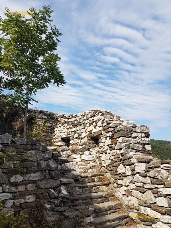 Twierdza Asena, fragment ruin na tle błękitnego nieba.