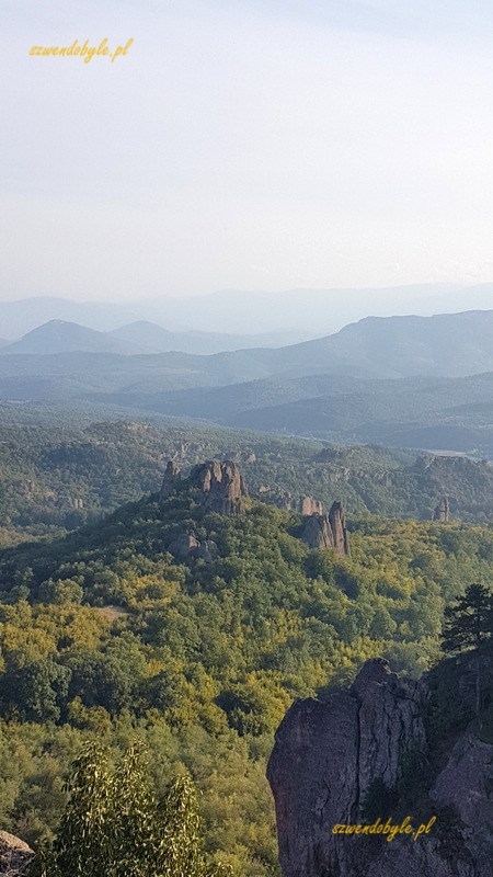 Bełogradczik - formacje skalne na tle panoramy gór.