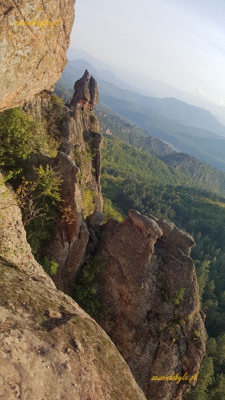 Bełogradczik - formacje skalne na tle panoramy gór.