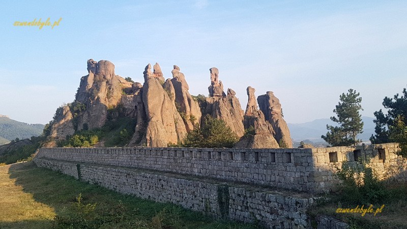 Bełogradczik - formacje skalne i mur twierdzy.