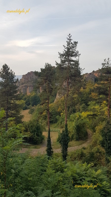 Bełogradczik - formacje skalne, widok od strony dolnego parku.