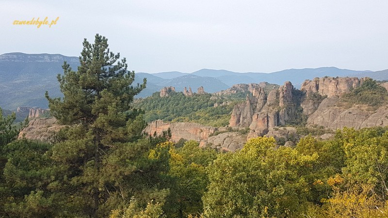 Bełogradczik - formacje skalne na tle gór.