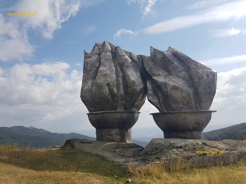 Buzłudża, fragment socjalistycznego monumentu "Pochodnia". Na pierwszym planie widać same "płomienie pochodni", w tle częściowo panorama gór. 