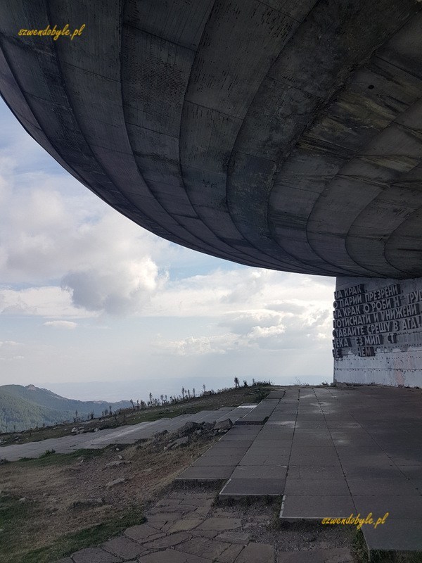 Buzłudża, widok na fragment "betonowego UFO" od dołu. 