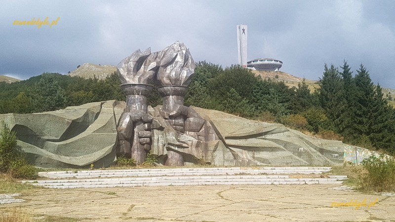 Buzłudża, socjalistyczny monument "Pochodnia". W tle "betonowe UFO" na szczycie góry.