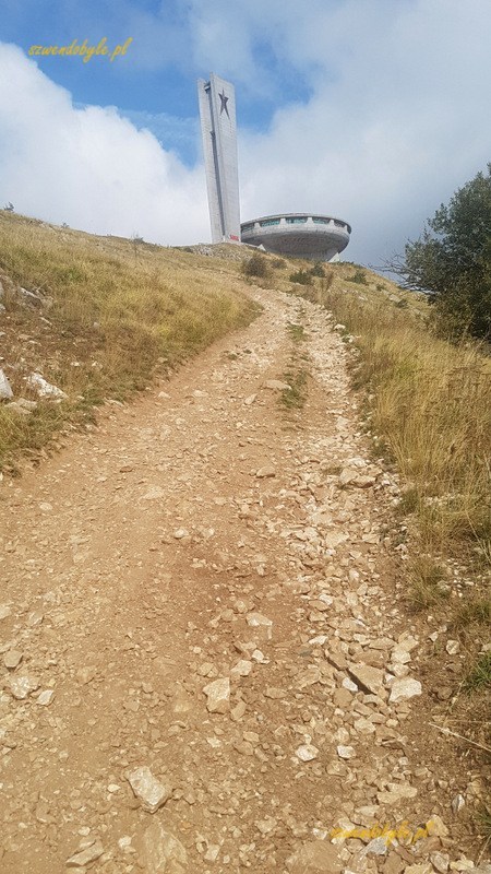 Buzłudża, kamienista ścieżka na szczyt góry, ku "betonowemu UFO".