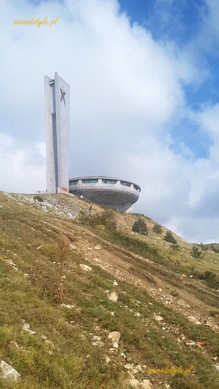 Buzłudża, widok na zbocze góry i "betonowe UFO" na szczycie.