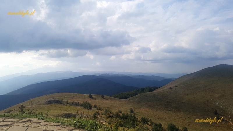 Buzłudża, widok ze szczytu na góry i zachmurzone niebo.