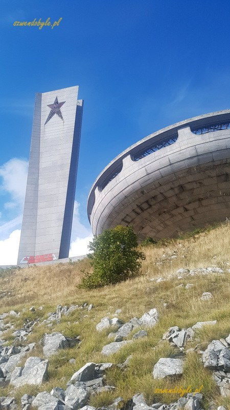 Buzłudża, widok betonowe UFO i wieżę z komunistyczną gwiazdą.