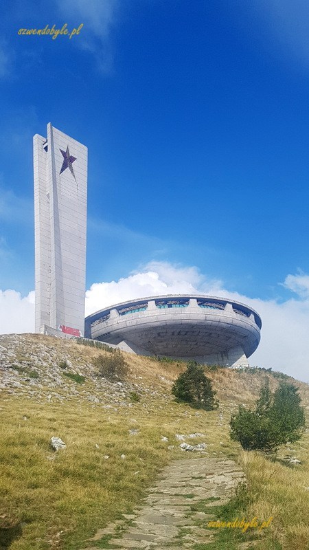 Buzłudża, widok betonowe UFO i wieżę z komunistyczną gwiazdą.