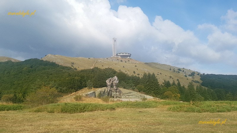 Buzłudża, widok na szczyt góry i "betonowe UFO". Na pierwszym planie monument "Pochodnia".