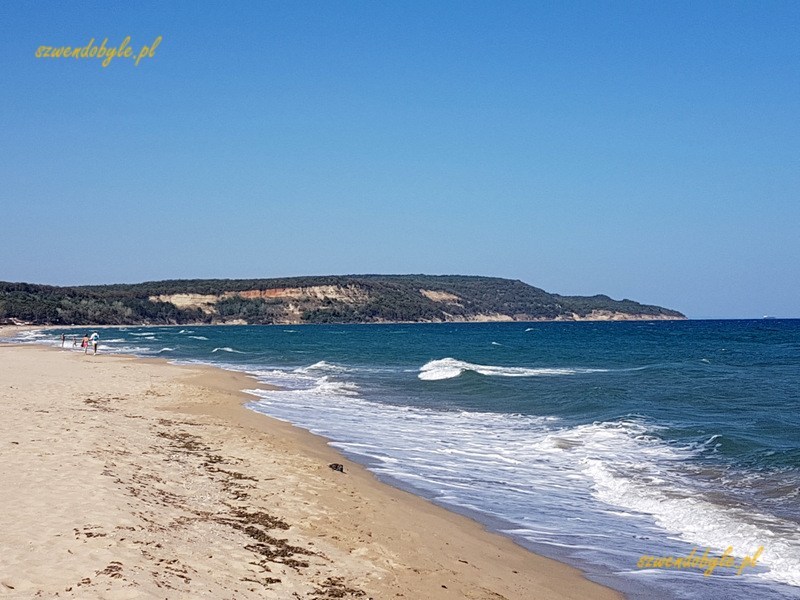 Nadmorska plaża w rejonie ujścia rzeki Kamczija do Morza Czarnego.