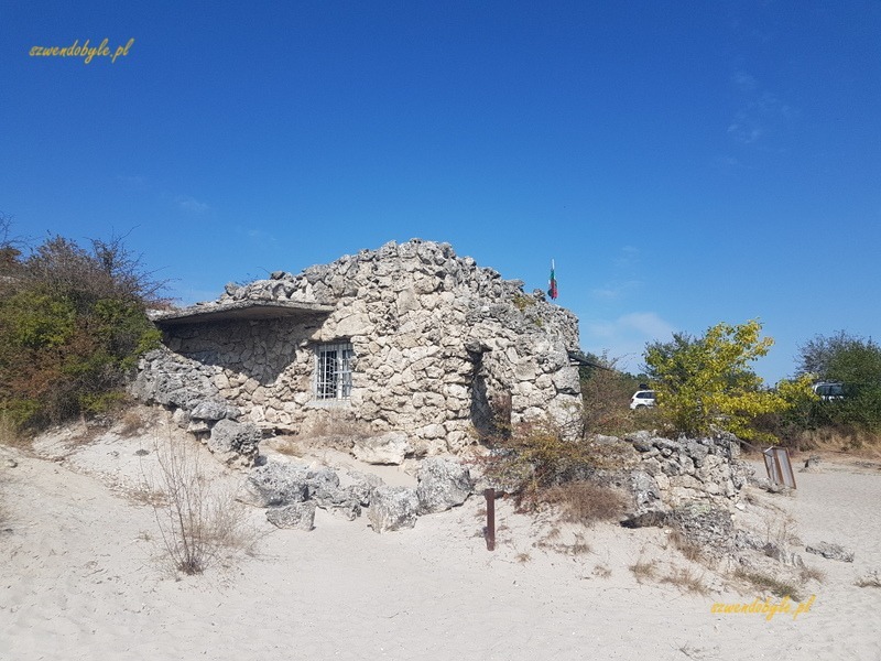 Kamienny Las — Pobiti kamani — budynek kasy zbudowany z kamieni.