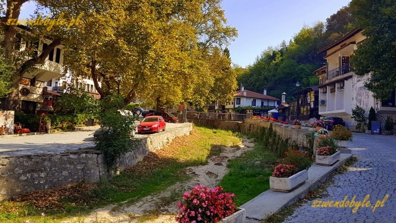 Bułgaria, Melnik (Мелник). Wzdłuż głównej ulicy miasteczka płynie potok Melniszka. Latem jest jedynie kamieniste dno i trawa zamiast potoku. 20231003_111055-ink