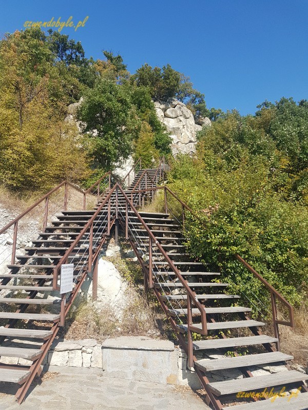 Bułgaria, Perperikon - widok na chody prowadzące w górę. 20230930_101601-ink