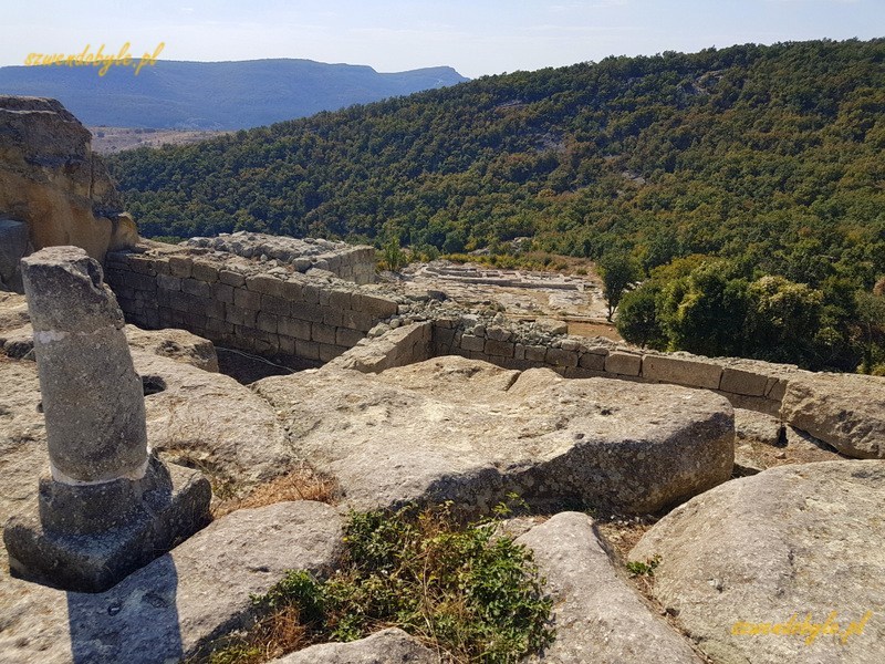 Bułgaria, Perperikon - widok z góry na okolicę. Na pierwszym planie po lewej fragment kamiennej kolumny. 20230930_105945-ink