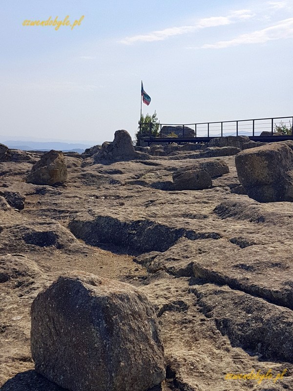 Bułgaria, Perperikon - widok na skalne podłoże, w centrum flaga Bułgarii. 20230930_110028-ink
