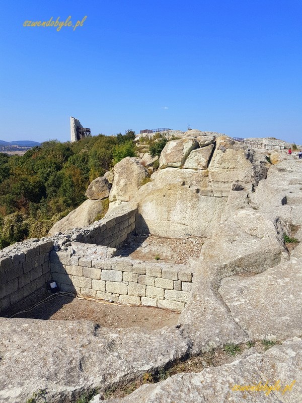 Bułgaria, Perperikon - widok na ruiny, pozostałości ścian z bloków skalnych. 20230930_110206-ink