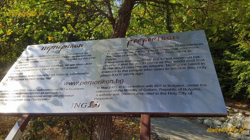 Bułgaria, Perperikon - tablica informacyjna w języku angielskim i bułgarskim. 20230930_110323-ink