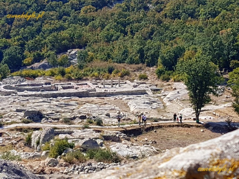 Bułgaria, Perperikon - widok z góry ruiny. 20230930_110440-ink