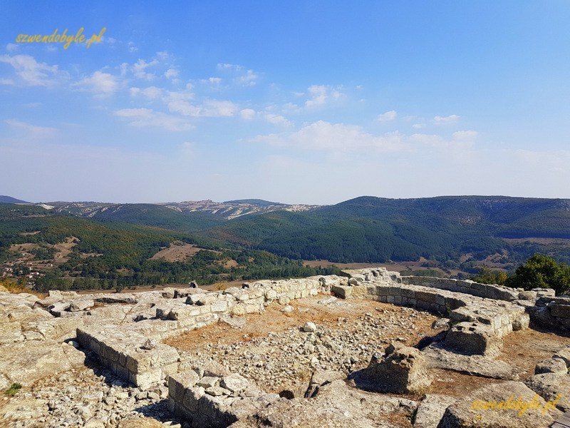 Bułgaria, Perperikon - widok na ruiny, w tle góry. 20230930_110653-ink
