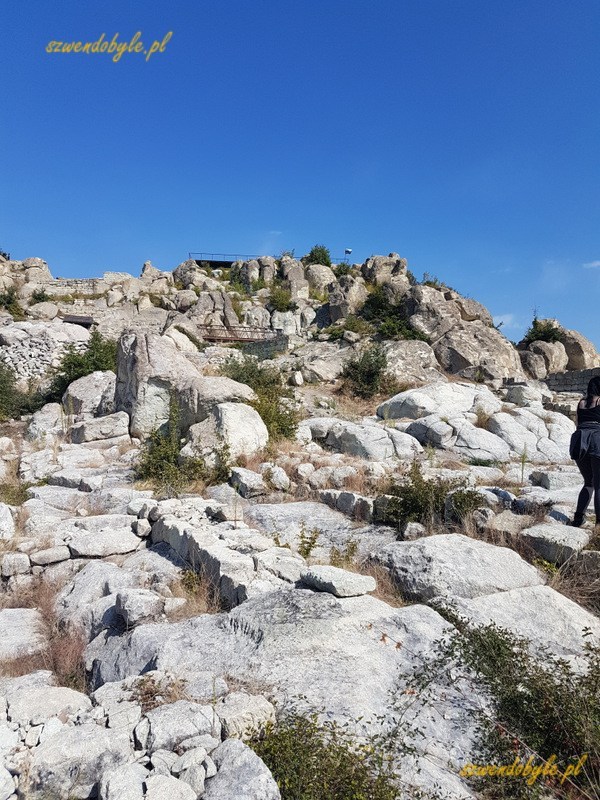 Bułgaria, Perperikon - widok w górę na ruiny. 20230930_111928-ink