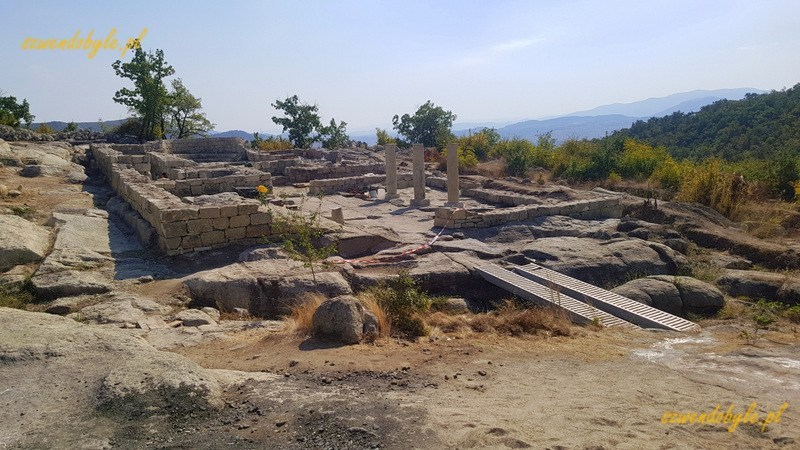 Bułgaria, Perperikon - widok na ruiny świątyni. 20230930_112020-ink