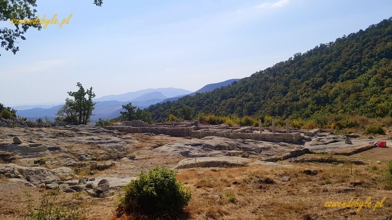 Bułgaria, Perperikon - widok na ruiny, w tle widok na okolicę. 20230930_112249-ink