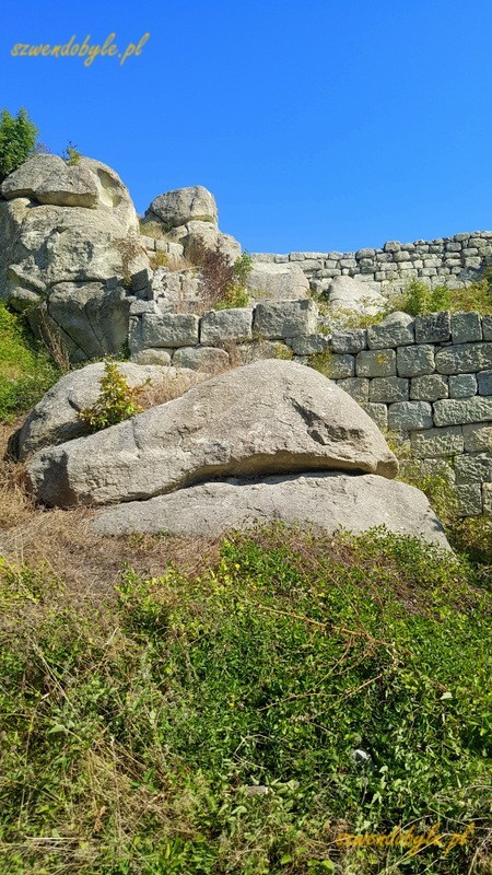 Bułgaria, Perperikon - ściana zbudowana z bloków skalnych. 20230930_112619-ink