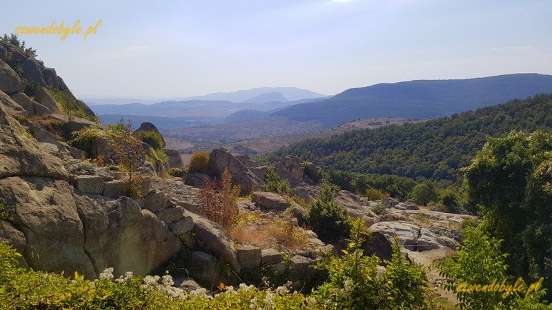 Bułgaria, Perperikon - widok z góry na okolicę. 20230930_112849-ink