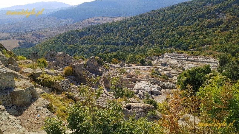 Bułgaria, Perperikon - widok z góry na okolicę. 20230930_113210-ink