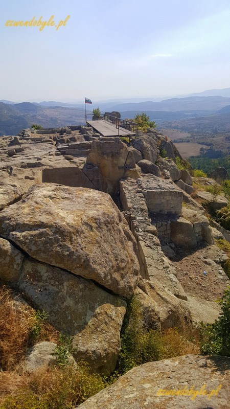 Bułgaria, Perperikon - widok na ruiny na tle widniejących w oddali gór. 20230930_113213-ink