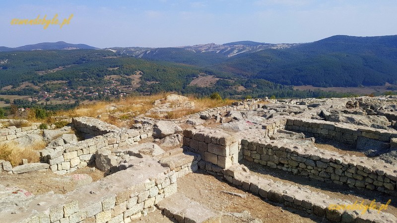 Bułgaria, Perperikon - widok z góry na ruiny, pozosałości ścian z bloków skalnych. 20230930_113420-ink