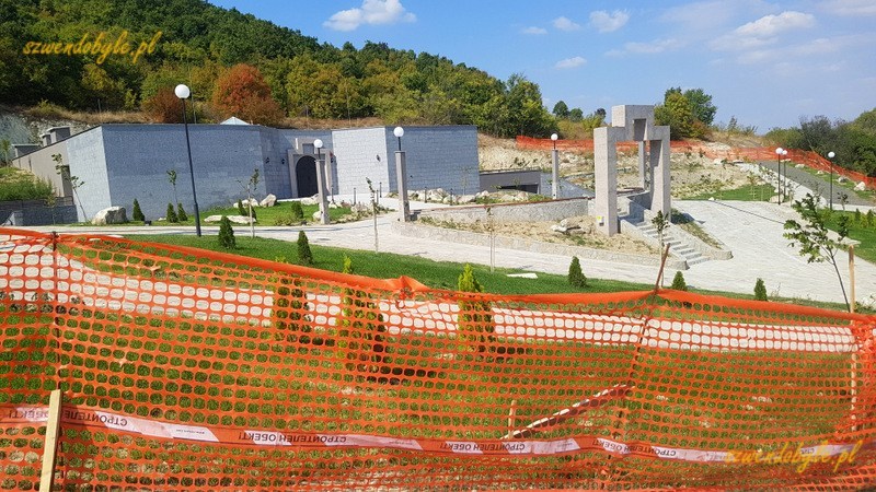 Bułgaria, Perperikon - widok na budowane (2023- 2024) centrum obsługi ruchu turystycznego. Na pierwszym planie pomarańczowa siatka uniemożliwiające wejście. 20230930_123703-ink